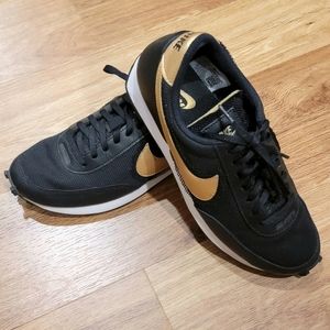 Nike Daybreak Black/Black with Metallic Gold Women's Size 9 Excellent Condition